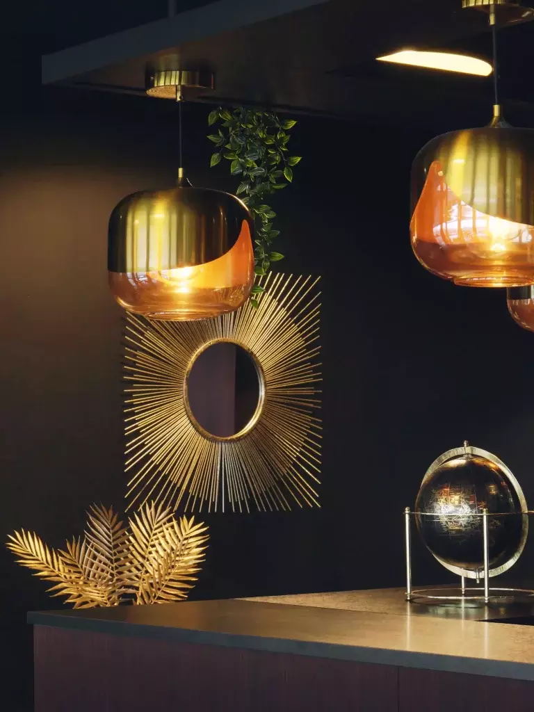 Décoration dorée et suspensions de L'Atalante