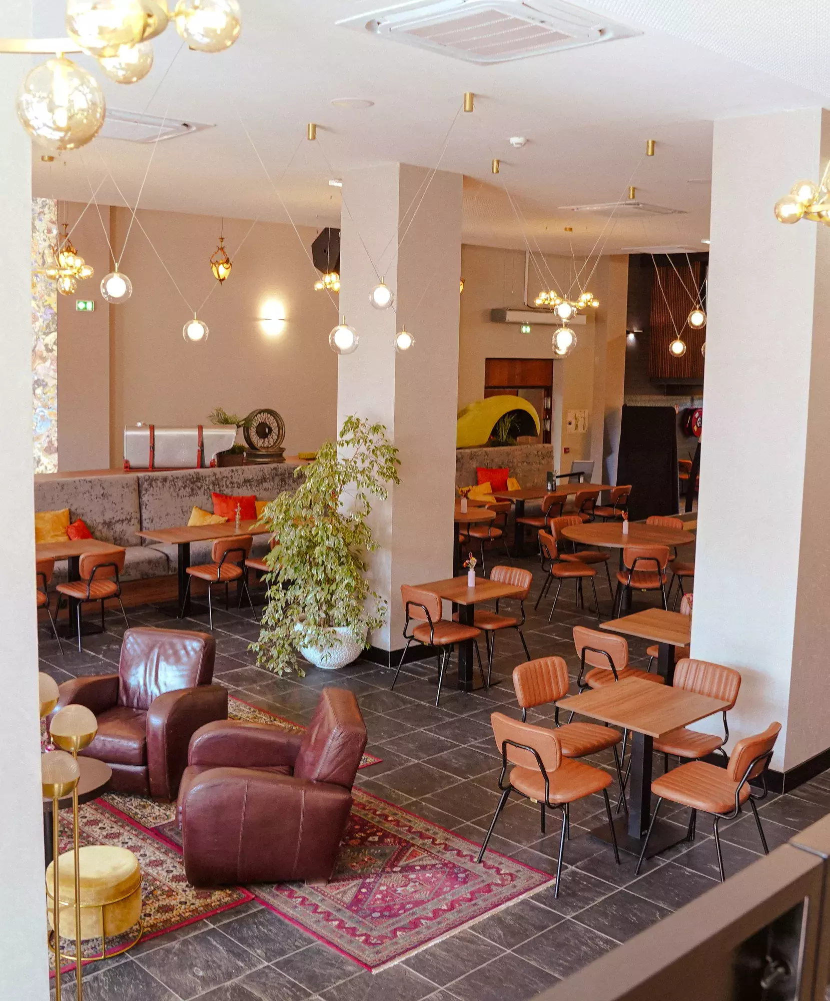 Salon du bar de L'atelier, fauteuils club et luminaires