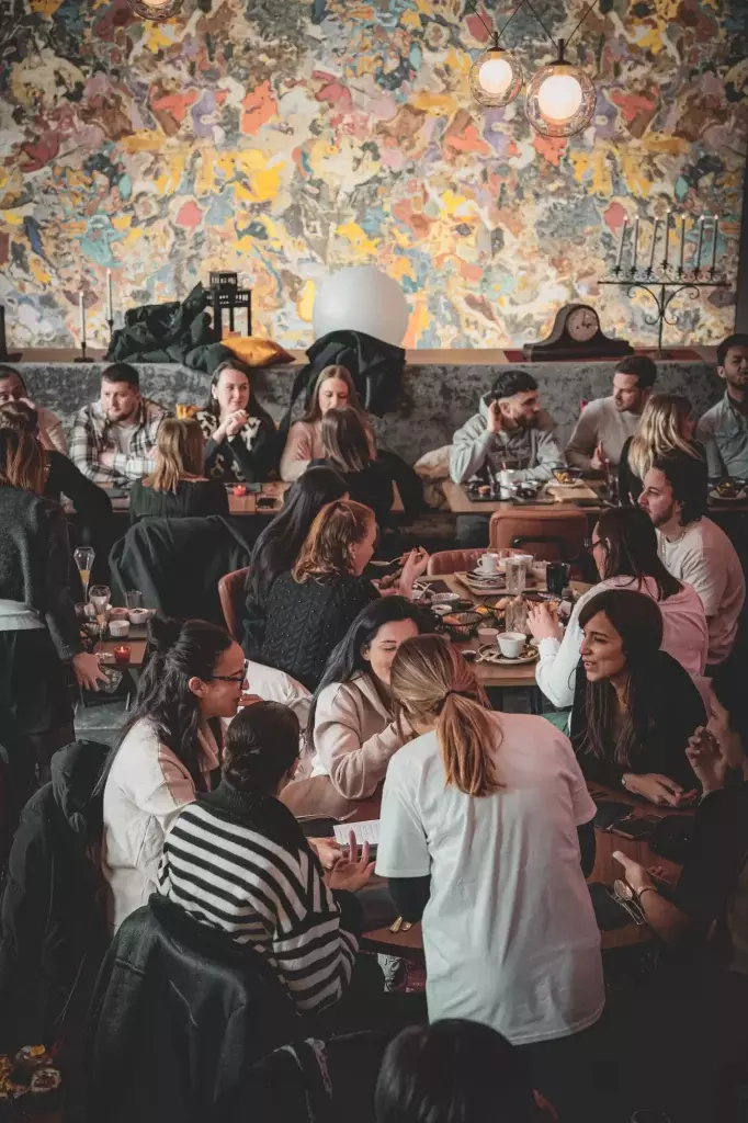 Bar de L'atelier rempli de convives en soirée