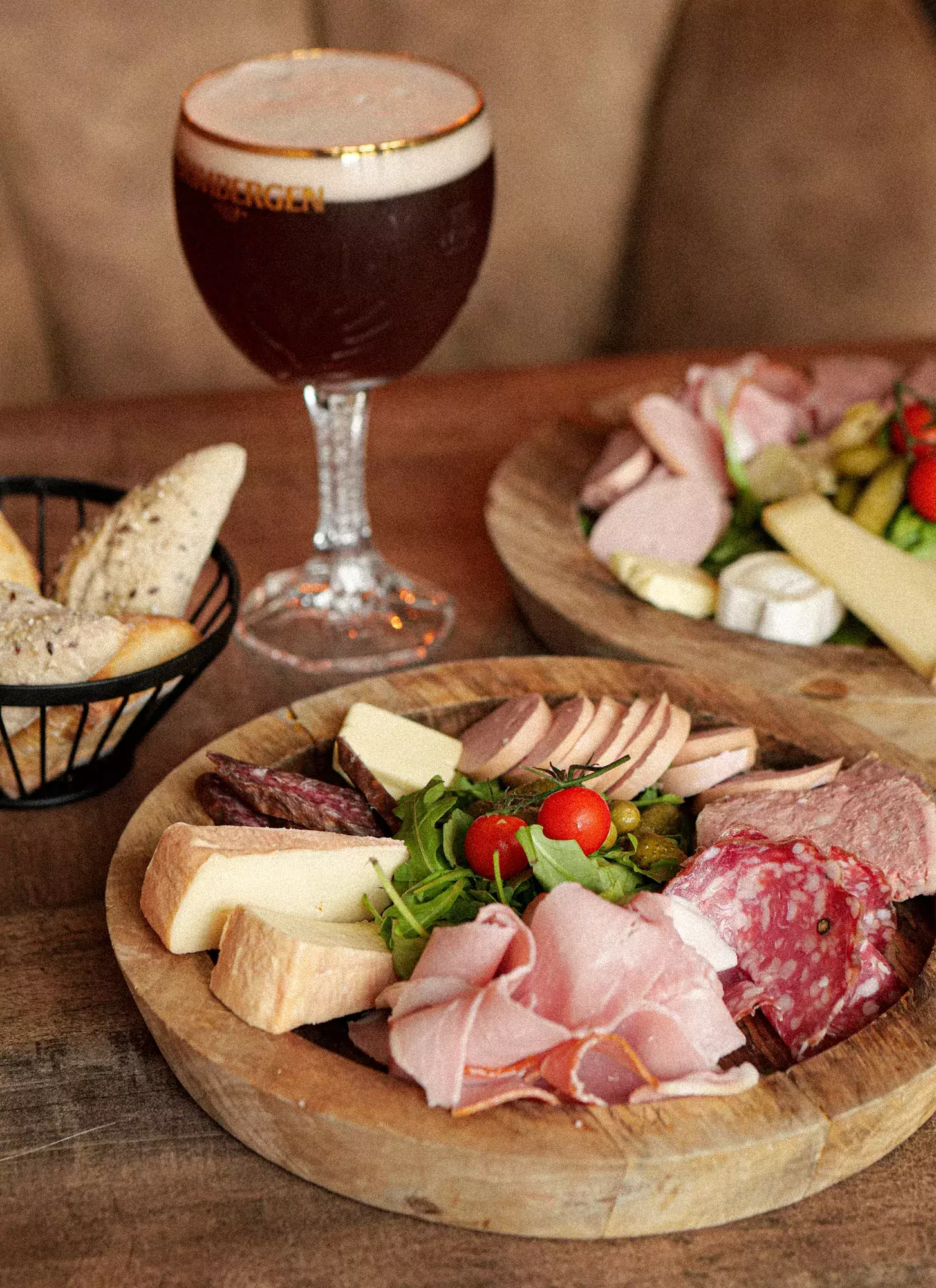 Bière et planche de charcuterie et fromages au bar de L'atelier