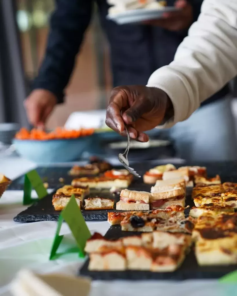 Invités se servant au buffet traiteur lors d'un événement à L'atelier
