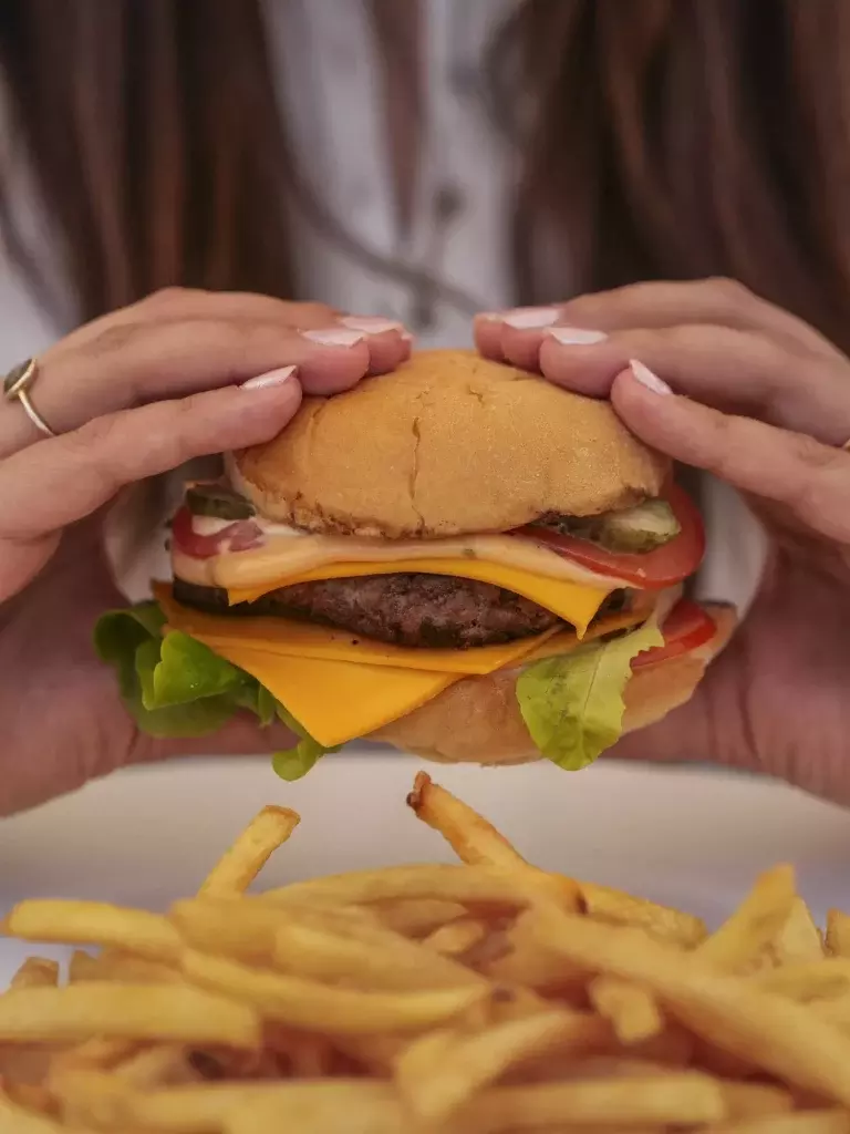 Burger et frites servis au bar