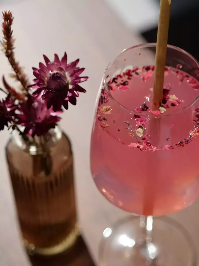Cocktail rosé décoré de fleurs séchées