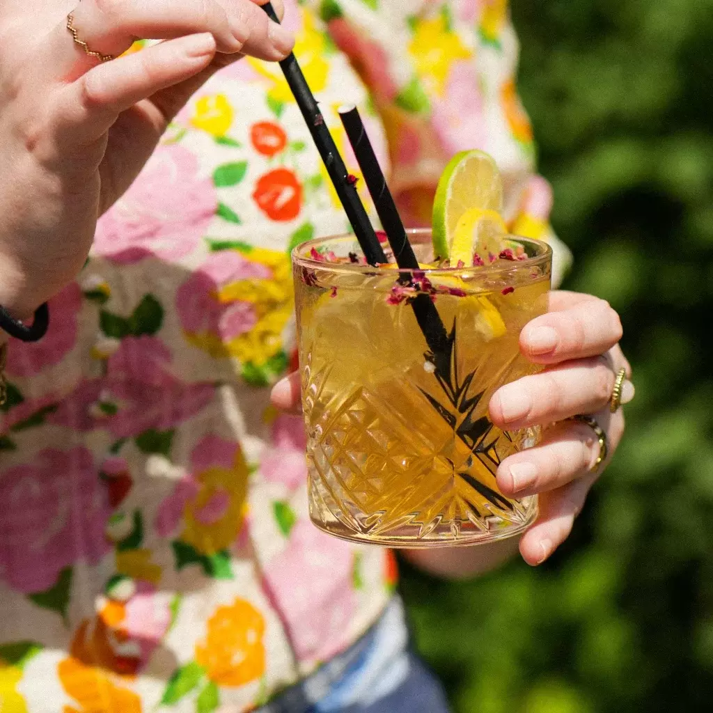 Cocktail tenu en main en terrasse