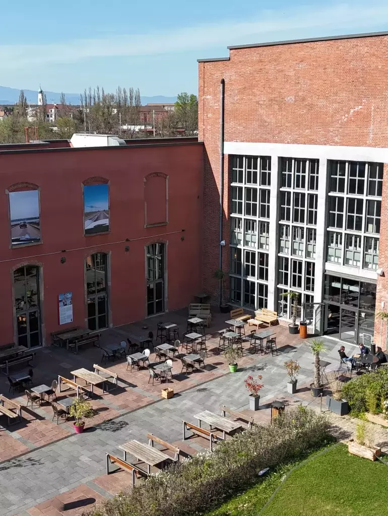 Façade et cour du Musée National de l'Automobile vues du ciel