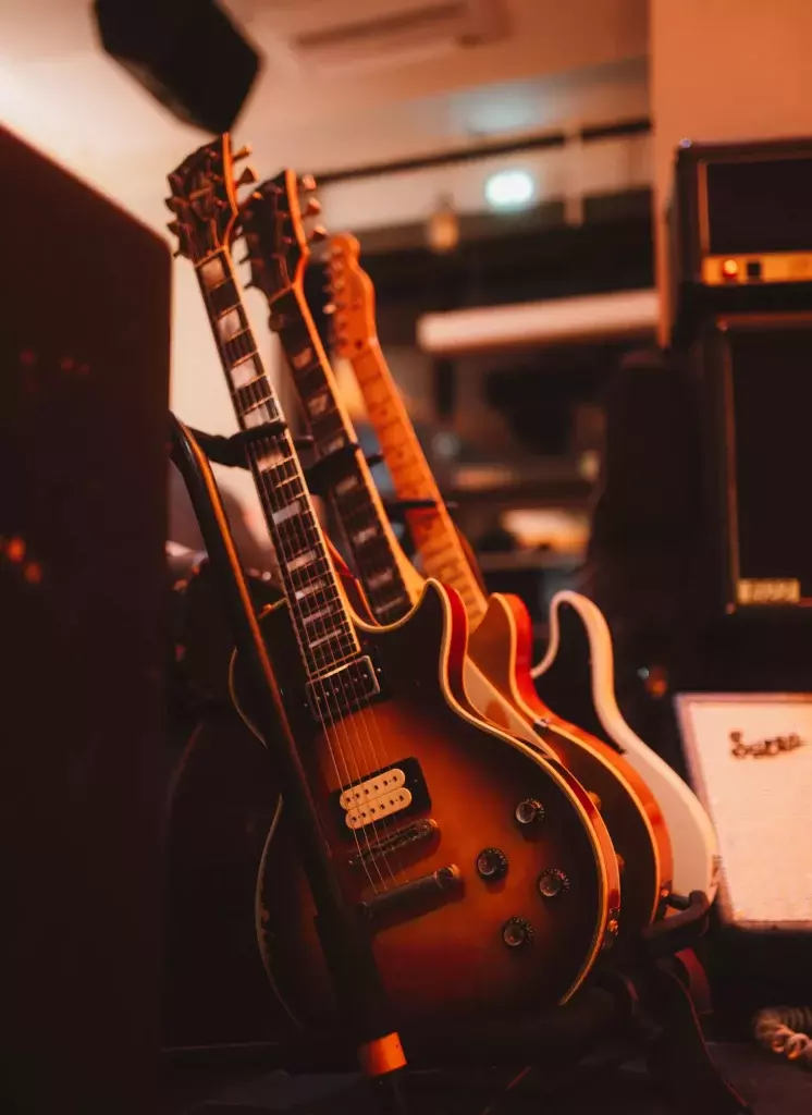 Guitares électriques sur scène avant un concert