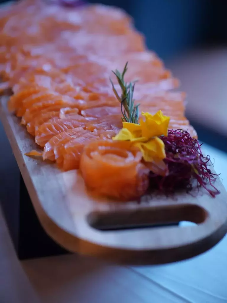 Planche de saumon servie lors d'un cocktail