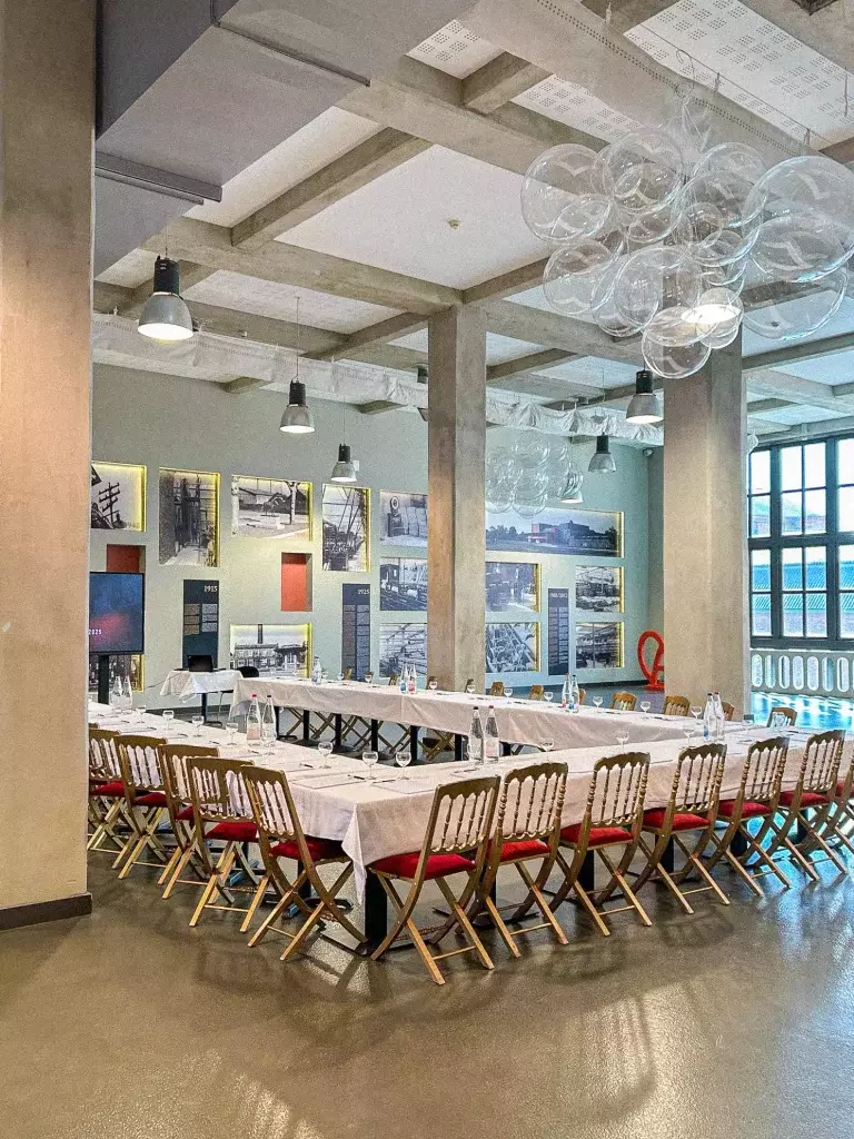 Salle de séminaire avec tables en U