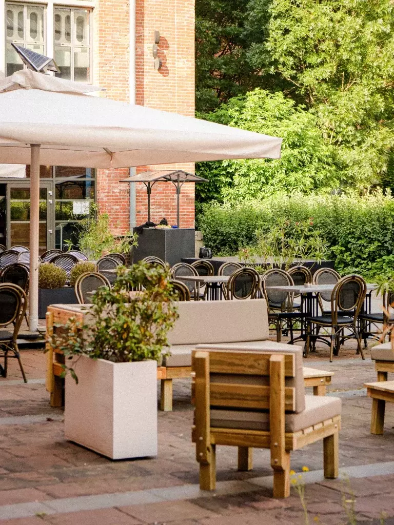Terrasse extérieure de L'atelier au Musée National de l'Automobile
